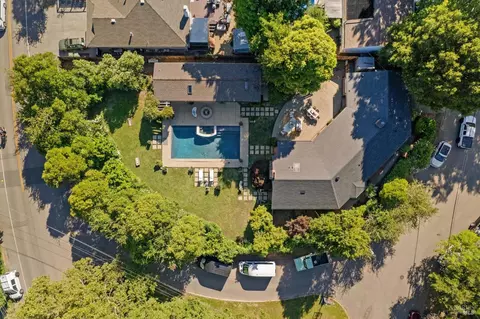 1 Hickory Rd, Fairfax, CA 94930