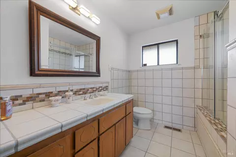 Bath - 312 Skyline Dr, Vallejo, CA 94591 photo 4 of 5