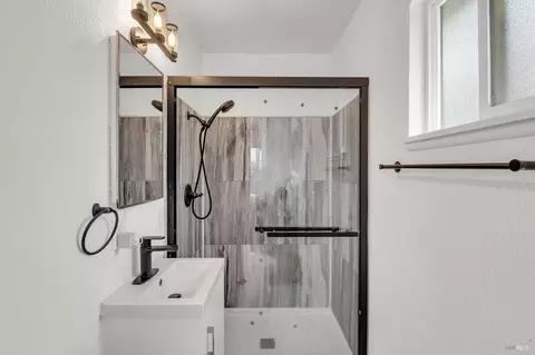 Bath - 178 Baxter St, Vallejo, CA 94590 photo 3 of 7