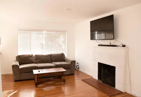 Living - 178 Baxter St, Vallejo, CA 94590 photo 2 of 3