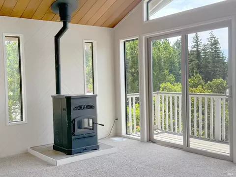 Living - 27620 Poppy Dr, Willits, CA 95490 photo 6 of 7