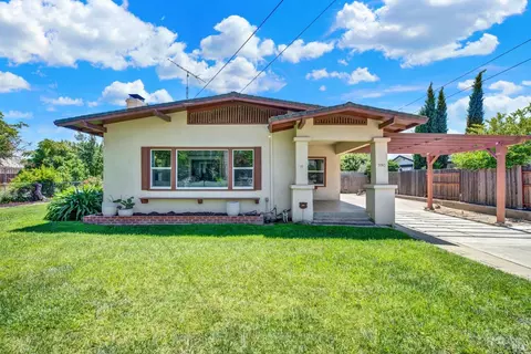 390 S 3rd St, Dixon, CA 95620