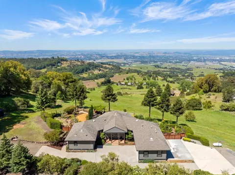 6649 Round Oak Rd, Penngrove, CA 94951