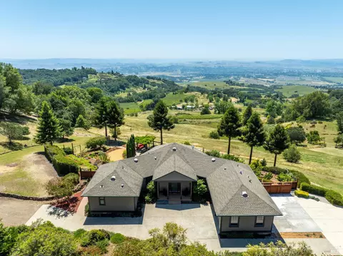 6649 Round Oak Rd, Penngrove, CA 94951
