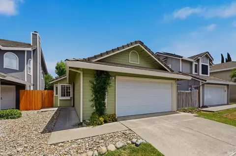 105 Freedom Ct, Vacaville, CA 95687