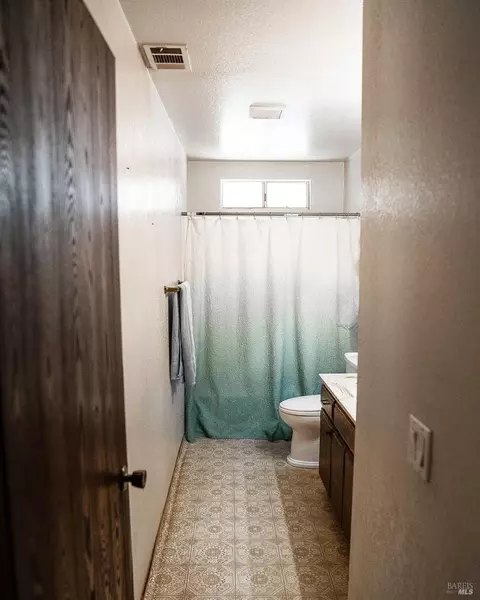 Bath - 798 Colleen Dr, Windsor, CA 95492 photo 1 of 2