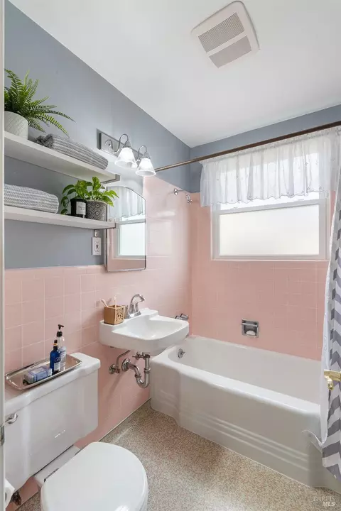 Bath - 1117 Maple Ave, Vallejo, CA 94591 photo 1 of 1