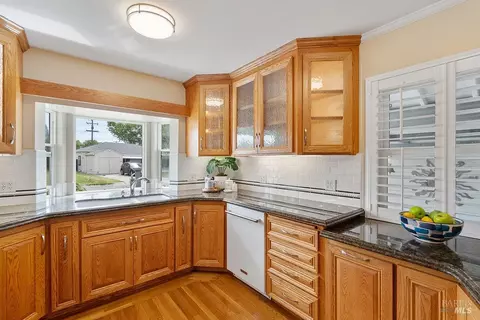Kitchen - 1117 Maple Ave, Vallejo, CA 94591 photo 3 of 6
