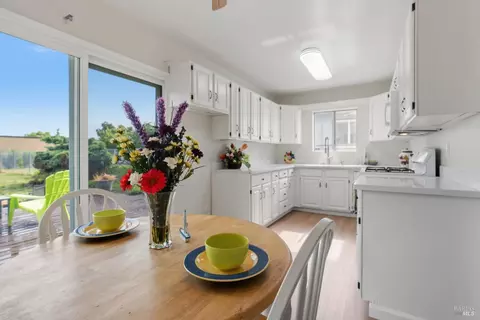 Kitchen - 124 Ifland Way, Vallejo, CA 94589 photo 4 of 4
