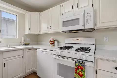 Kitchen - 124 Ifland Way, Vallejo, CA 94589 photo 3 of 4