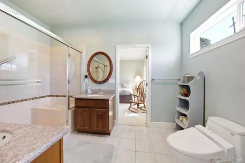 Bath - 950 Appleridge Pl, Fairfield, CA 94534 photo 7 of 8