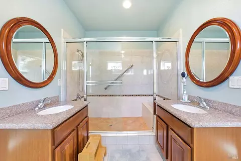 Bath - 950 Appleridge Pl, Fairfield, CA 94534 photo 6 of 8