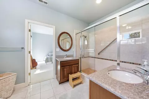 Bath - 950 Appleridge Pl, Fairfield, CA 94534 photo 5 of 8
