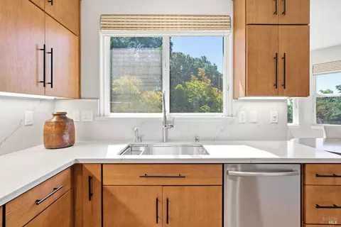 Kitchen - 950 Appleridge Pl, Fairfield, CA 94534 photo 10 of 15