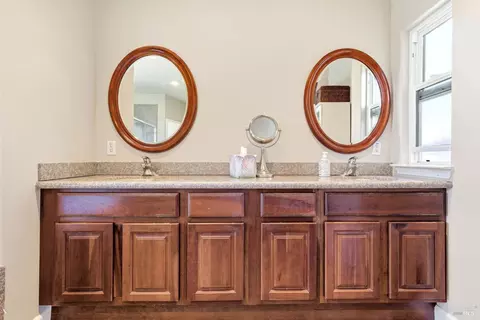 Bath - 950 Appleridge Pl, Fairfield, CA 94534 photo 3 of 8