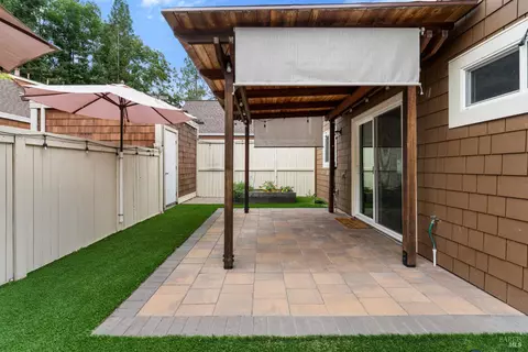 2706 Lakeview Dr, Santa Rosa, CA 95405