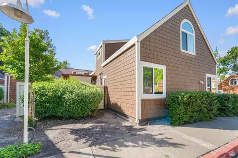 2706 Lakeview Dr, Santa Rosa, CA 95405