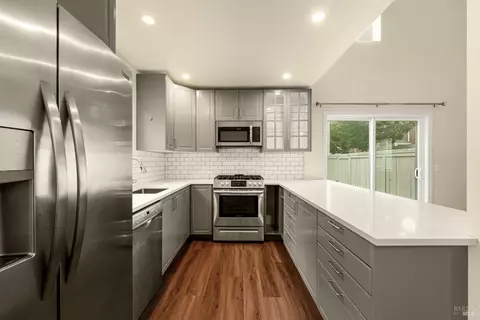 2706 Lakeview Dr, Santa Rosa, CA 95405