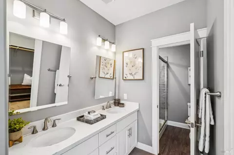 Bath - 117 Grayson Way, Healdsburg, CA 95448 photo 2 of 5