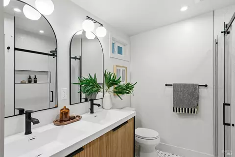 Bath - 1408 Perkins St, Napa, CA 94559 photo 3 of 6