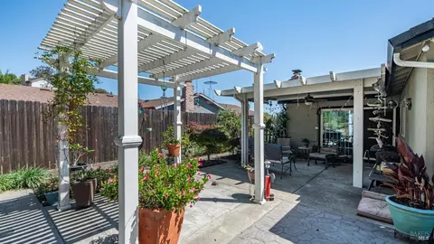 Exterior - 424 Holly St, Vallejo, CA 94589 photo 5 of 14