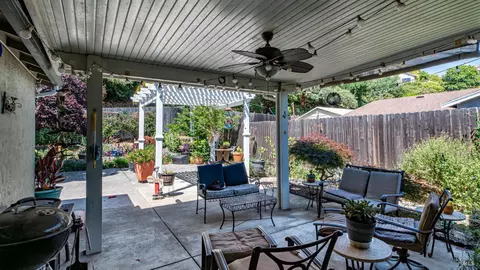 Exterior - 424 Holly St, Vallejo, CA 94589 photo 12 of 14