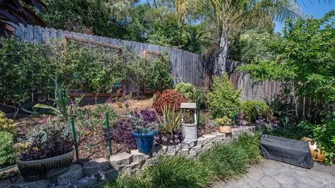 Exterior - 424 Holly St, Vallejo, CA 94589 photo 8 of 14