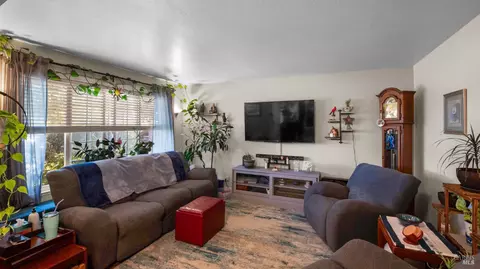 Living - 424 Holly St, Vallejo, CA 94589 photo 1 of 1