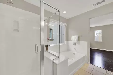 Bath - 2732 Soho Ln, Fairfield, CA 94533 photo 3 of 4