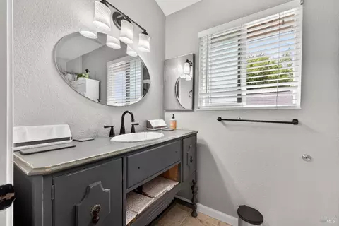 Bath - 808 Milsom Pl, Windsor, CA 95492 photo 1 of 3