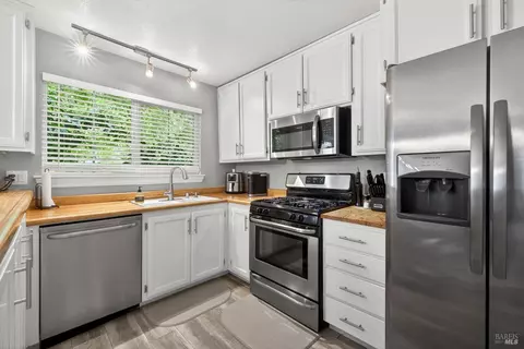 Kitchen - 808 Milsom Pl, Windsor, CA 95492 photo 2 of 4