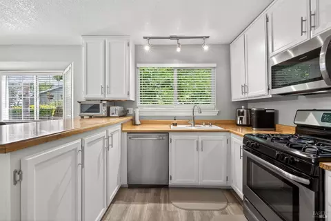 Kitchen - 808 Milsom Pl, Windsor, CA 95492 photo 3 of 4