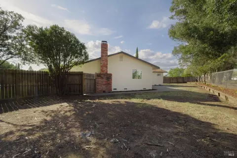 Exterior - 1061 Mockingbird Ct, Fairfield, CA 94533 photo 3 of 11