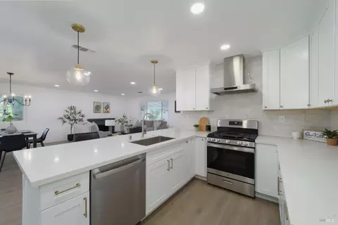 Kitchen - 1061 Mockingbird Ct, Fairfield, CA 94533 photo 5 of 6