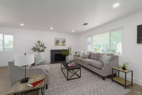 Living - 1061 Mockingbird Ct, Fairfield, CA 94533 photo 1 of 2