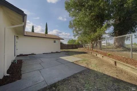 Exterior - 1061 Mockingbird Ct, Fairfield, CA 94533 photo 4 of 11