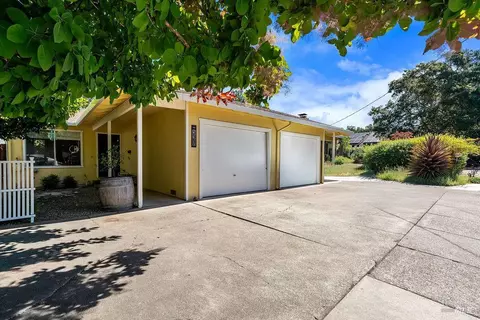 327-329 Plaza St, Healdsburg, CA 95448