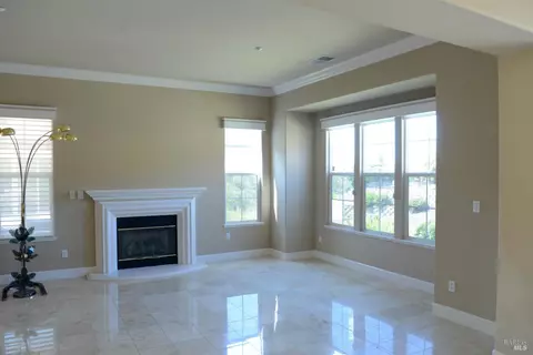 Living - 2901 Pebble Beach Cir, Fairfield, CA 94534 photo 2 of 11