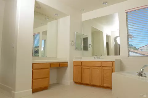 Bath - 2901 Pebble Beach Cir, Fairfield, CA 94534 photo 2 of 2