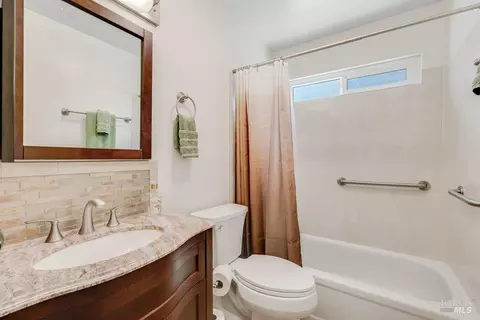 Bath - 996 Sandpoint Dr, Rodeo, CA 94572 photo 1 of 3