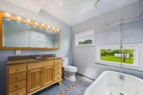Bath - 7110 Myrtle Ave, Eureka, CA 95503 photo 3 of 4
