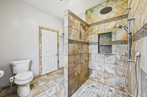 Bath - 7110 Myrtle Ave, Eureka, CA 95503 photo 2 of 4