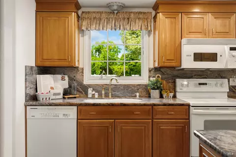 Kitchen - 6811 Willow Rd, Vacaville, CA 95687 photo 3 of 5