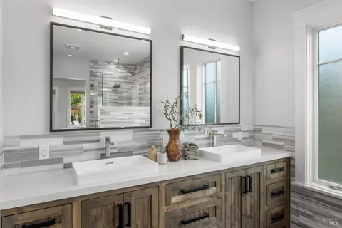Bath - 470 Harrington Dr, Sonoma, CA 95476 photo 1 of 5