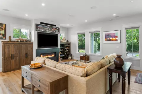 Living - 470 Harrington Dr, Sonoma, CA 95476 photo 3 of 4