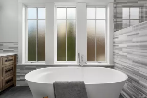 Bath - 470 Harrington Dr, Sonoma, CA 95476 photo 3 of 5