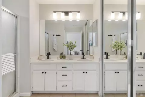 Bath - 279 Clearpointe Dr, Vallejo, CA 94591 photo 2 of 3