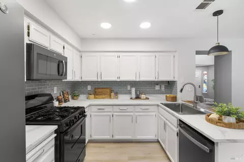 Kitchen - 279 Clearpointe Dr, Vallejo, CA 94591 photo 3 of 3