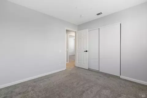 Bedroom - 279 Clearpointe Dr, Vallejo, CA 94591 photo 5 of 6