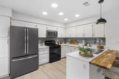 Kitchen - 279 Clearpointe Dr, Vallejo, CA 94591 photo 2 of 3